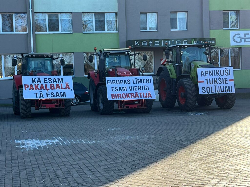 Visā Latvijā protestē lauksaimnieki